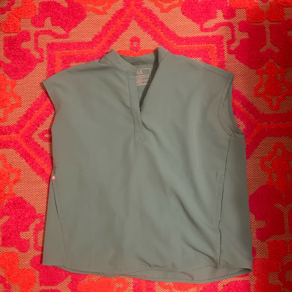 FIGS surgical screen scrub top (Rafaela style) size M
